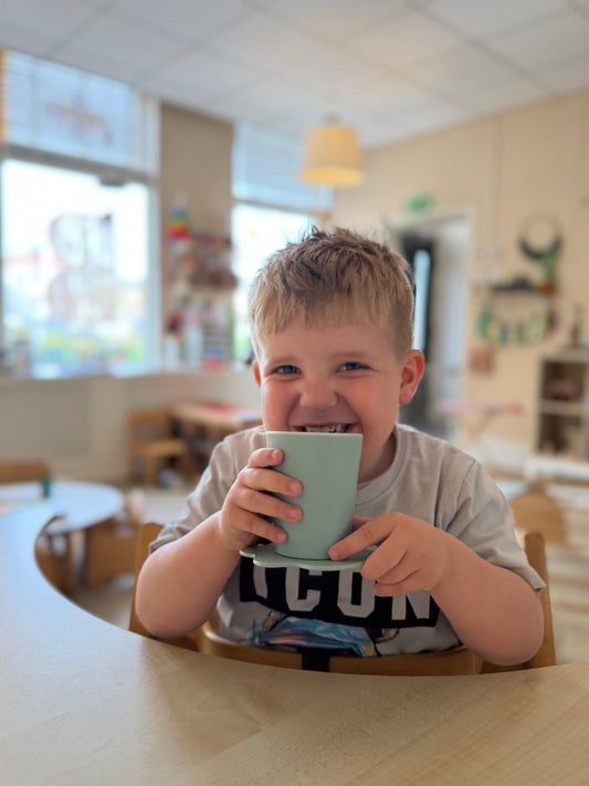 peuter drinkt uit stabiele kinderbeker die niet omvalt STEDDI op kinderopvang De Bengeltjes Utrecht