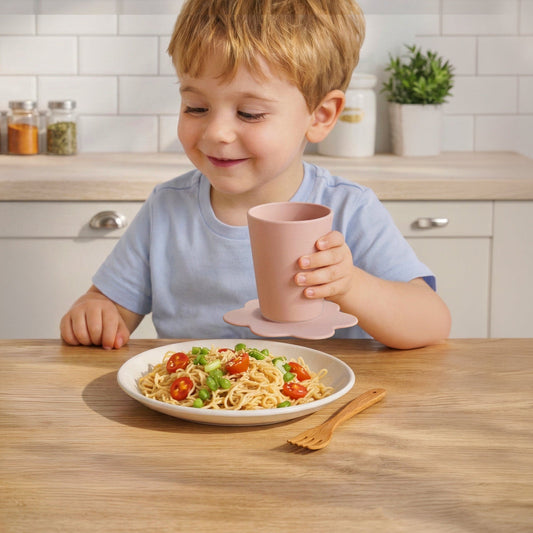 peuter drinkt uit stabiele kinderbeker die niet omvalt STEDDI aan tafel