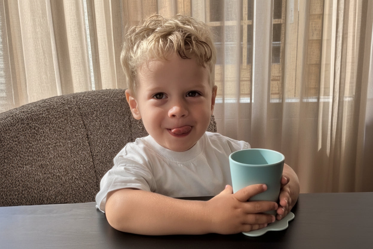 Gezond leren drinken uit een open beker