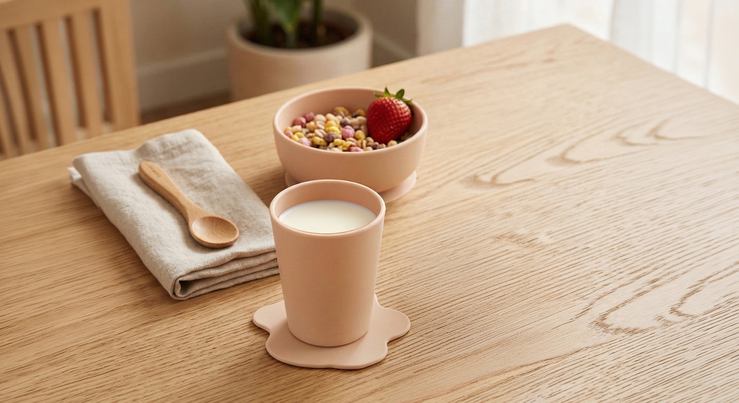 STEDDI kinderbeker met stabiele anti omval basis op houten tafel