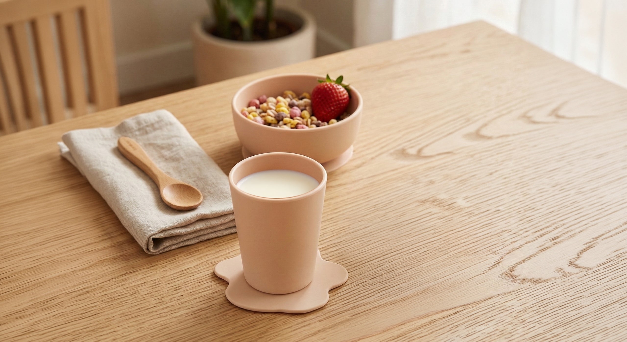 STEDDI kinderbeker met stabiele anti omval basis op houten tafel