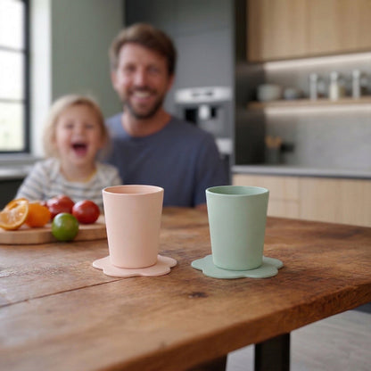 STEDDI kinderbekers set van 2 sage green en sand beige op tafel met ouder en kind