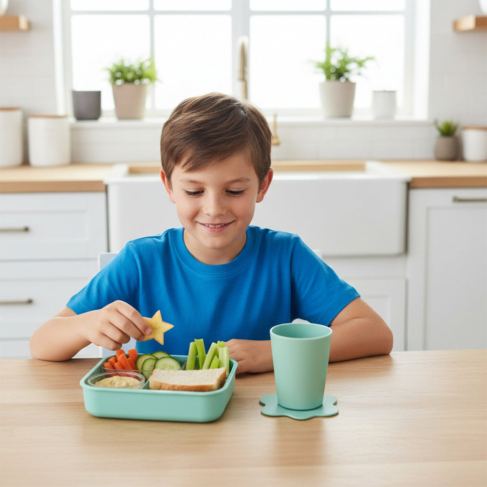 peuter drinkt zelfstandig uit STEDDI kinderbeker aan tafel